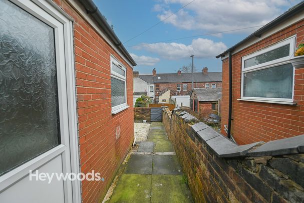 2 bed terraced house to rent in Greatbatch Avenue, Penkhull - Photo 1