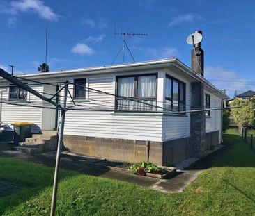 Charming 3BR Home in Te Atatu South - Photo 3