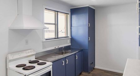 Sunny brick home in a super convenient location! - Photo 2