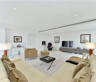 3 bedroom flat in London - Photo 4