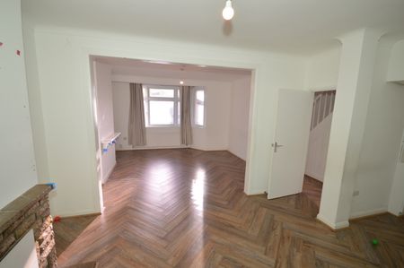 3 Bed Terraced House, Roman Road, E6 - Photo 2