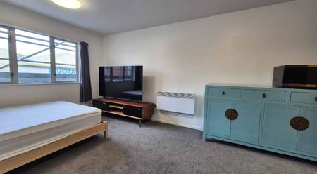 Modern City Studio – Fresh, Bright & Stylish! - Photo 2