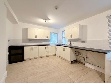 3 bedroom end of terrace house to rent - Photo 2