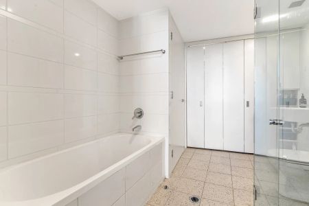 Executive Apartment with district and CBD skyline vistas - Photo 4