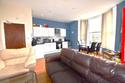 3 bedroom Flat in Cardigan Road, Leeds - Photo 1
