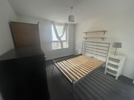 4 bedroom flat to rent - Photo 2