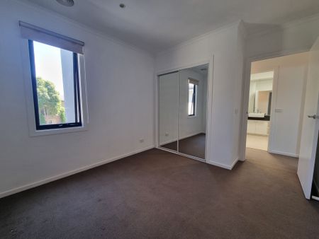 3 Bedroom Townhouse Walk to Westall Station - Photo 2