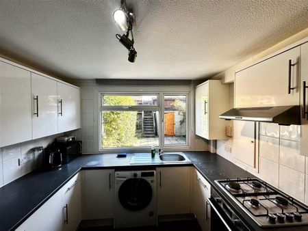 1 bedroom in a house share to rent - Photo 2