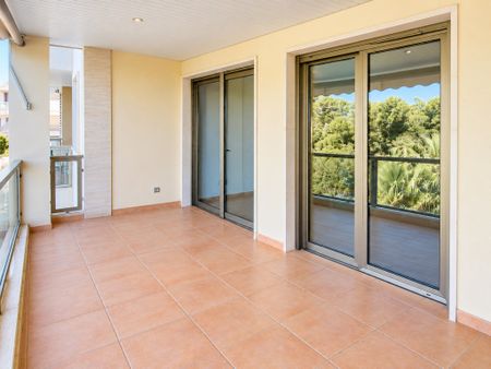 La Bonanova, apartamento de 2 dormitorios sin muebles, parking y piscina comunitaria - Photo 4