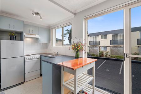 Stylish Apartment with Generous Living Spaces! - Photo 3