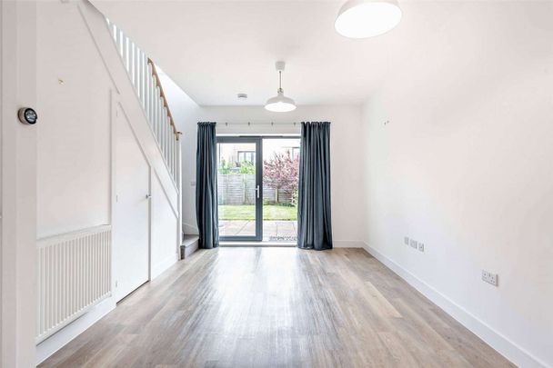 Immaculately presented three to four bedroom house - Photo 1