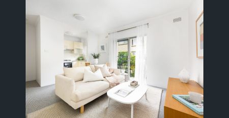 Sunlit Apartment in Leafy Dee Why Location - Photo 2