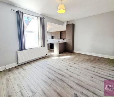 3 bedroom end of terrace house to rent - Photo 4