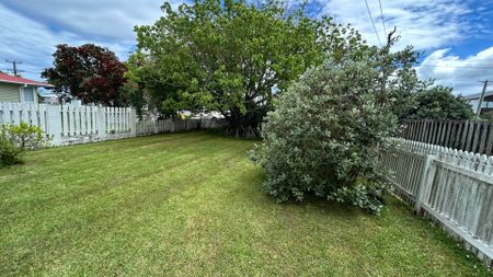 Lovely 3-Bedroom Home in Blockhouse Bay - Prime Location! - Photo 2