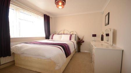 4 bedroom detached house to rent - Photo 3