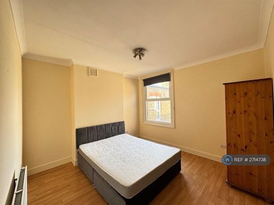 1 bedroom in a flat share to rent - Photo 1