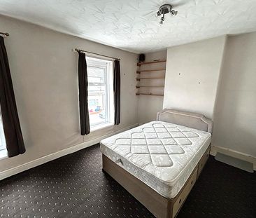 £1,400 PCM, Three Bedroom Part-Furnished House with Enclosed Garden... - Photo 2