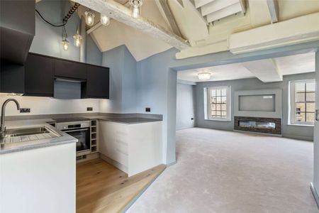 Superb Two Bedroom Flat in the Heart of Stow-on-the-Wold. - Photo 2