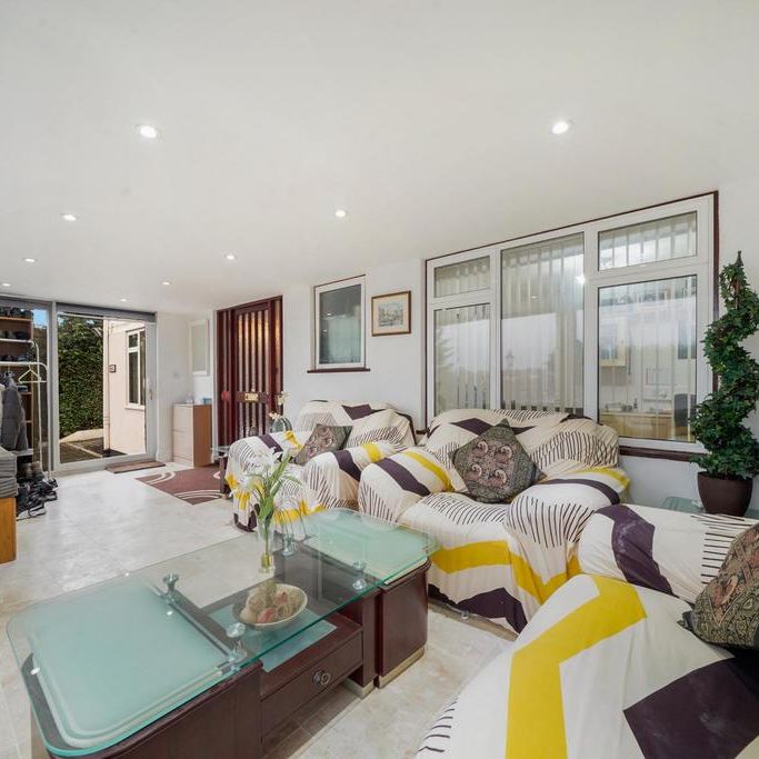 6 bedroom detached house to rent - Photo 1