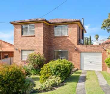 Expansive Five-Bedroom Home with Large Backyard - Photo 4