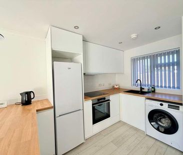 Cedric Close, Blackfield, Southampton, SO45 - Photo 6