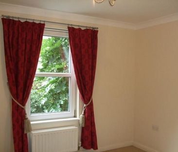 2 bedroom ground floor flat to rent - Photo 3