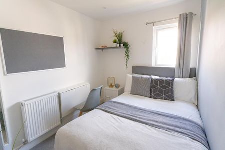 Stansted #70 - Photo 5