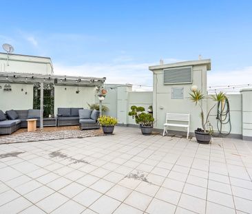 Bright & Spacious Penthouse in Prime Location - Photo 6