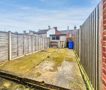 **LET AGREED**- 3 Bedroom Mid-Terrace Home within popular & conveni... - Photo 4
