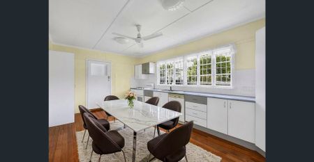 SPACIOUS FOUR-BEDROOM FAMILY HOME WITH HUGE BACKYARD! - Photo 4