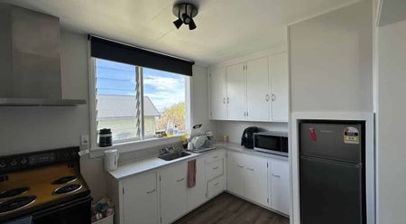 Modernised character home in central location - Photo 2