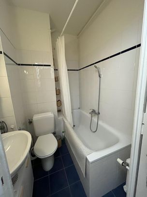 2 pièces au coeur des eaux-vives avec balcon disposé comme suit : hall d'entreé, salle de bains, séjour, cuisine et balcon. Immeuble avec ascenseur. Pas de cave à bien plaire. appartement disponible pour le 15 novembre 2025. La liste des éléments à four - Foto 1