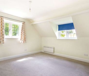 A charming three bedroom cottage in an idyllic location - Photo 3
