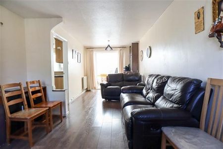 4 bedroom semi-detached house to rent - Photo 2