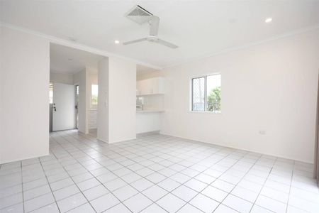 Refurbished Townhouse - Fully Airconditioned - Carport - Pool - Photo 5