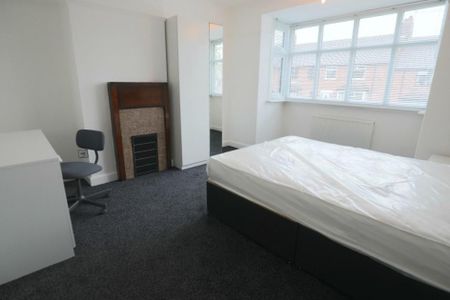 4 bedroom semi-detached house to rent - Photo 2