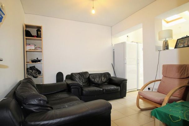 6 bedroom semi-detached house to rent - Photo 1