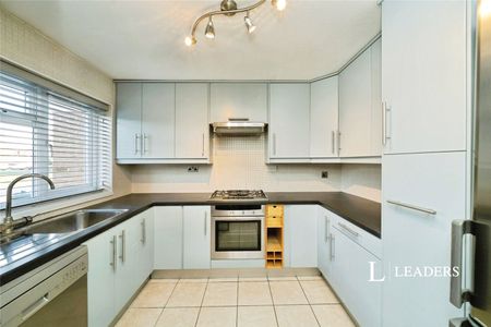 3 bedroom semi detached to rent Egmont Road, Walton-on-Thames, Surrey, KT12 - Photo 4