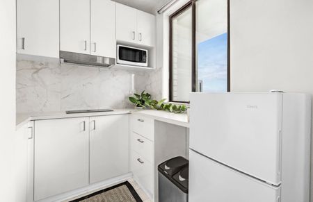 Lifestyle pad with large balcony and city backdrop views | Feel good bright & airy interiors - Photo 3