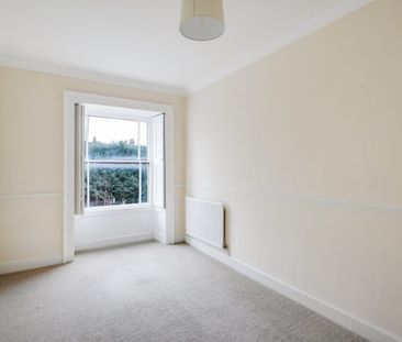 2 Bed Flat - Photo 2