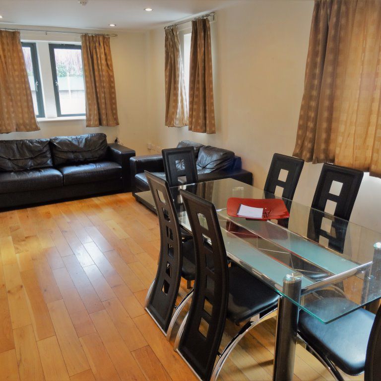 5 bedroom Flat in Kirkstall Lane, Leeds - Photo 1