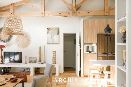 Architecture contemporaine bardée de bois, cette maison de 160 m2, sur un terrain de 645 m2, est idéalement située dans un quartier prisé du Pyla. - Photo 2