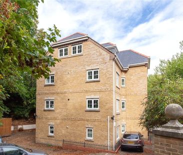 A light and bright top floor well presented apartment. Situated in ... - Photo 5