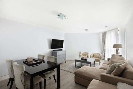 A large, one bedroom flat in a smart portered block well located for Kensington Olympia, Hammersmith and Kensington High Street - Photo 4