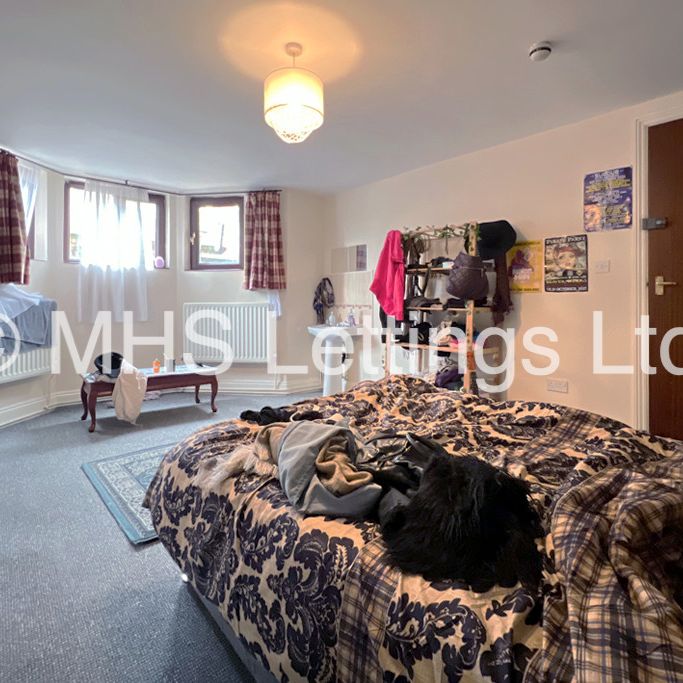 6 Bedroom Mid Terraced House for rent in Regent Park Avenue - Photo 1