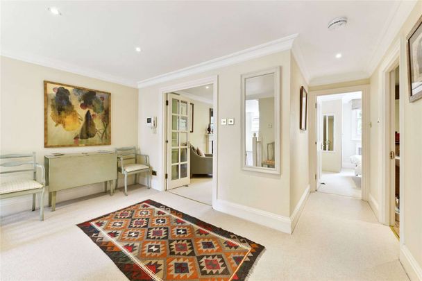 This splendid property situated on the top floor of a beautiful Pimlico period house offers 2 double bedrooms, study, 2 bathrooms, a separate kitchen and lovely views over the square. - Photo 1