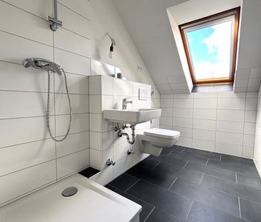 gemütliche Dachgeschoss Wohnung mit nagelneuem Badezimmer! - Foto 1