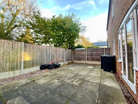 3 bedroom Semi-Detached House to let - Photo 5