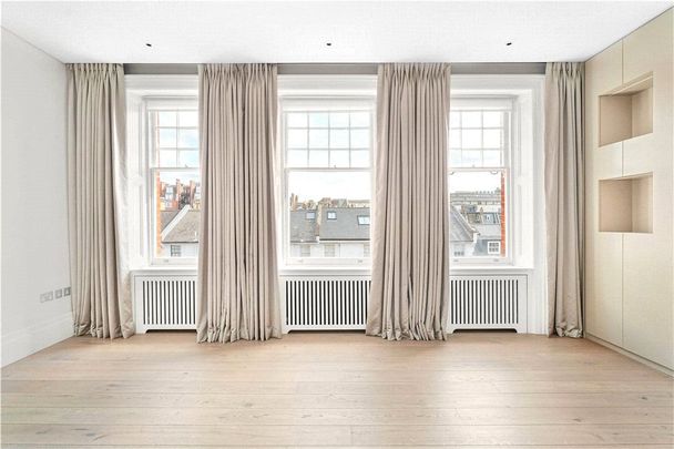 A magnificent top floor (third floor with lift) four bedroom, three bathroom flat presented in immaculate order with a modern kitchen and bath/shower rooms. Thanks to the unobstructed views and period features the principal reception rooms east-facing and offer plenty of nat - Photo 1