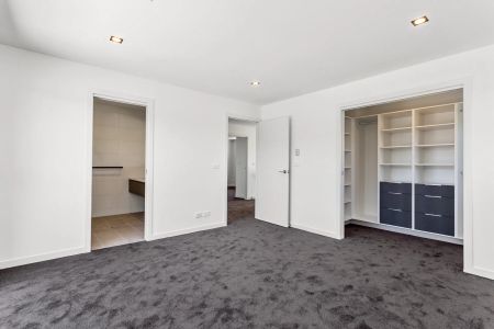 Stylish, Light-Filled Townhouse with Private Garden in Prime Inner North Location - Photo 3